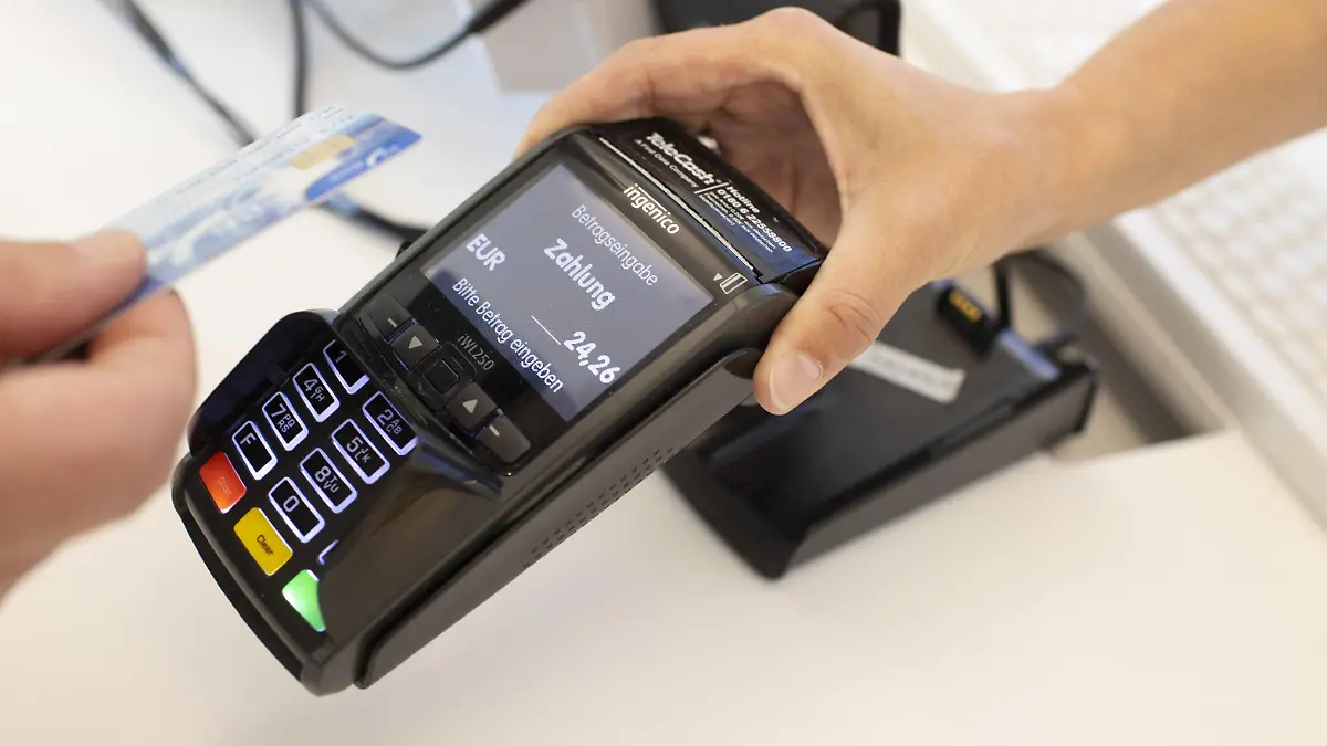 Kartenzahlung an einem EC Terminal. Sankt Augustin Deutschland *** Card payment at an EC Terminal Sankt Augustin Germany Copyright: xUtexGrabowsky/photothek.netx