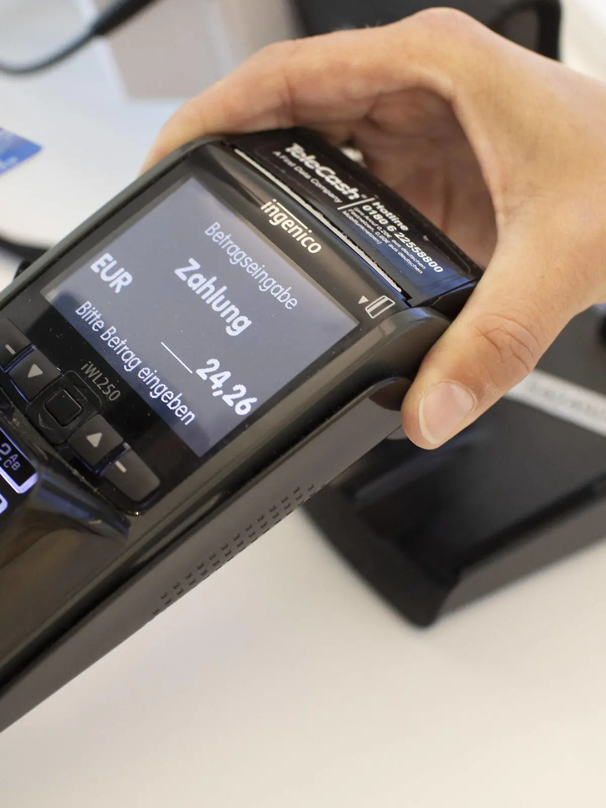  Kartenzahlung an einem EC Terminal. Sankt Augustin Deutschland *** Card payment at an EC Terminal Sankt Augustin Germany Copyright: xUtexGrabowsky/photothek.netx