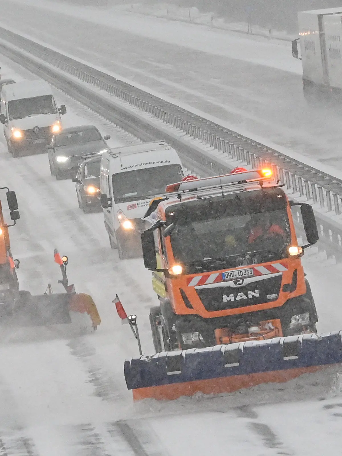 08.02.2021, Brandenburg, Jacobsdorf: Zwei Räumfahrzeuge vom Winterdienst fahren auf der Autobahn A12 nahe der Anschlussstelle Müllrose in Richtung Frankfurt (Oder). Foto: Patrick Pleul/dpa-Zentralbild/dpa +++ dpa-Bildfunk +++