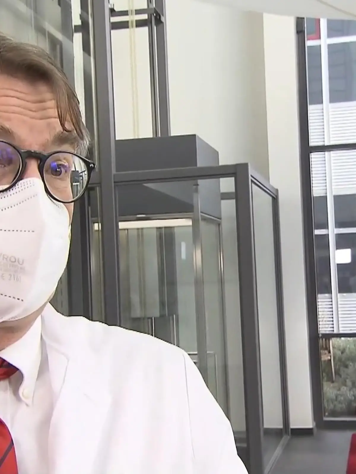 Die relativ hohe Schutzfunktion auch für den Träger ist bei FFP2-Masken nur dann gegeben, wenn sie richtig sitzen. Woran Sie das erkennen und was sie beim An- und Ausziehen beachten sollten, erklärt Dr. Zinn, Direktor Hygienezentrum Bioscientia, im Video.