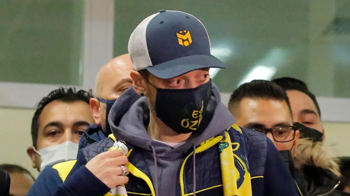 18.01.2021, Türkei, Istanbul: Mesut Özil (M), ehemaliger deutscher Fußball-Nationalspieler, am Atatürk-Flughafen an. Özil verlässt nach siebeneinhalb Jahren den FC Arsenal und wechselt zu Fenerbahce Istanbul in die türkische Süper Lig. Foto: Str/AP/dpa +++ dpa-Bildfunk +++