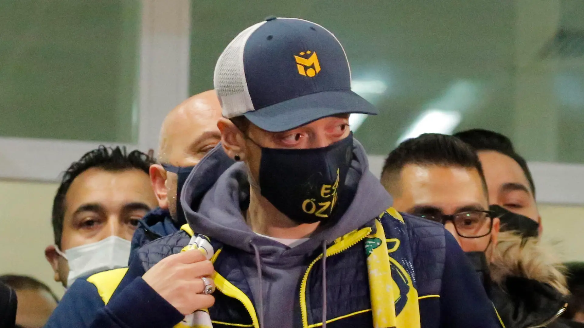 18.01.2021, Türkei, Istanbul: Mesut Özil (M), ehemaliger deutscher Fußball-Nationalspieler, am Atatürk-Flughafen an. Özil verlässt nach siebeneinhalb Jahren den FC Arsenal und wechselt zu Fenerbahce Istanbul in die türkische Süper Lig. Foto: Str/AP/dpa +++ dpa-Bildfunk +++