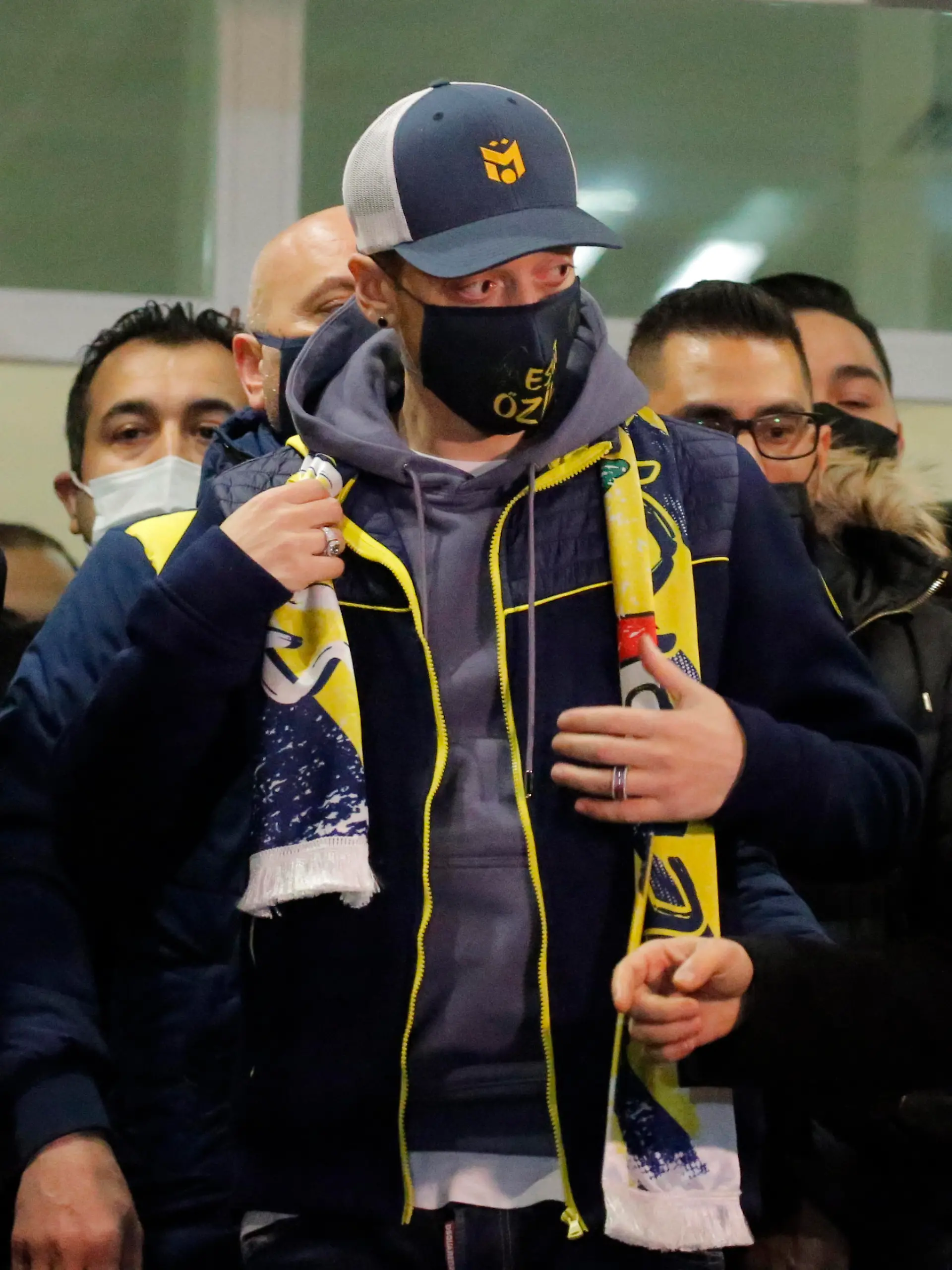 18.01.2021, Türkei, Istanbul: Mesut Özil (M), ehemaliger deutscher Fußball-Nationalspieler, am Atatürk-Flughafen an. Özil verlässt nach siebeneinhalb Jahren den FC Arsenal und wechselt zu Fenerbahce Istanbul in die türkische Süper Lig. Foto: Str/AP/dpa +++ dpa-Bildfunk +++