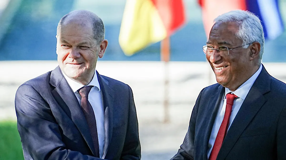 19.04.2023, Portugal, Lissabon: Bundeskanzler Olaf Scholz (l, SPD) und Antonio Costa, Ministerpräsident von Portugal, stehen in der Hauptstadt Lissabon nach der Pressekonferenz zusammen. Bei dem Gespräch ging es um aktuelle europa- und wirtschaftspolitische Themen sowie um den russischen Angriffskrieg gegen die Ukraine. Foto: Kay Nietfeld/dpa +++ dpa-Bildfunk +++