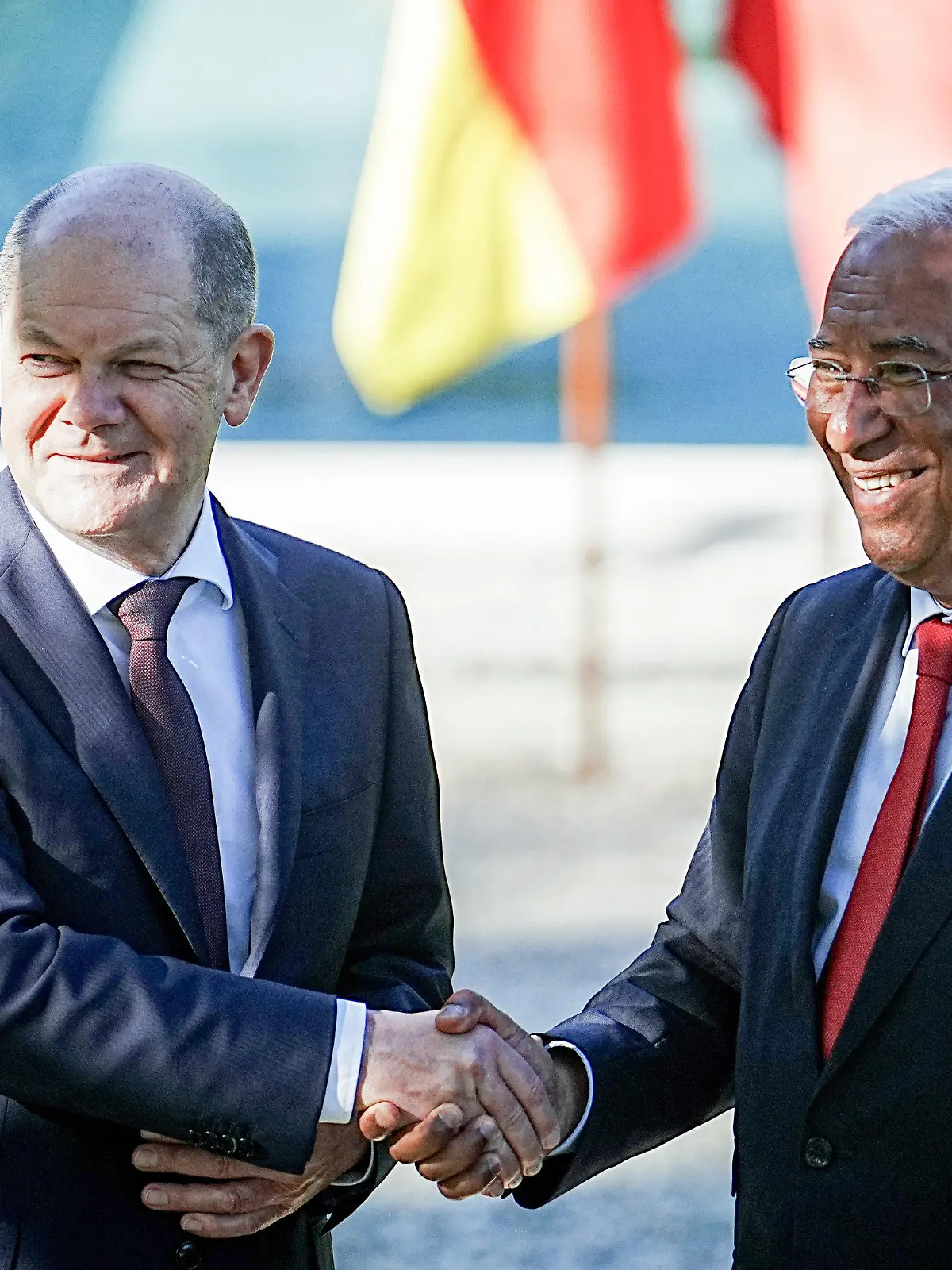 19.04.2023, Portugal, Lissabon: Bundeskanzler Olaf Scholz (l, SPD) und Antonio Costa, Ministerpräsident von Portugal, stehen in der Hauptstadt Lissabon nach der Pressekonferenz zusammen. Bei dem Gespräch ging es um aktuelle europa- und wirtschaftspolitische Themen sowie um den russischen Angriffskrieg gegen die Ukraine. Foto: Kay Nietfeld/dpa +++ dpa-Bildfunk +++
