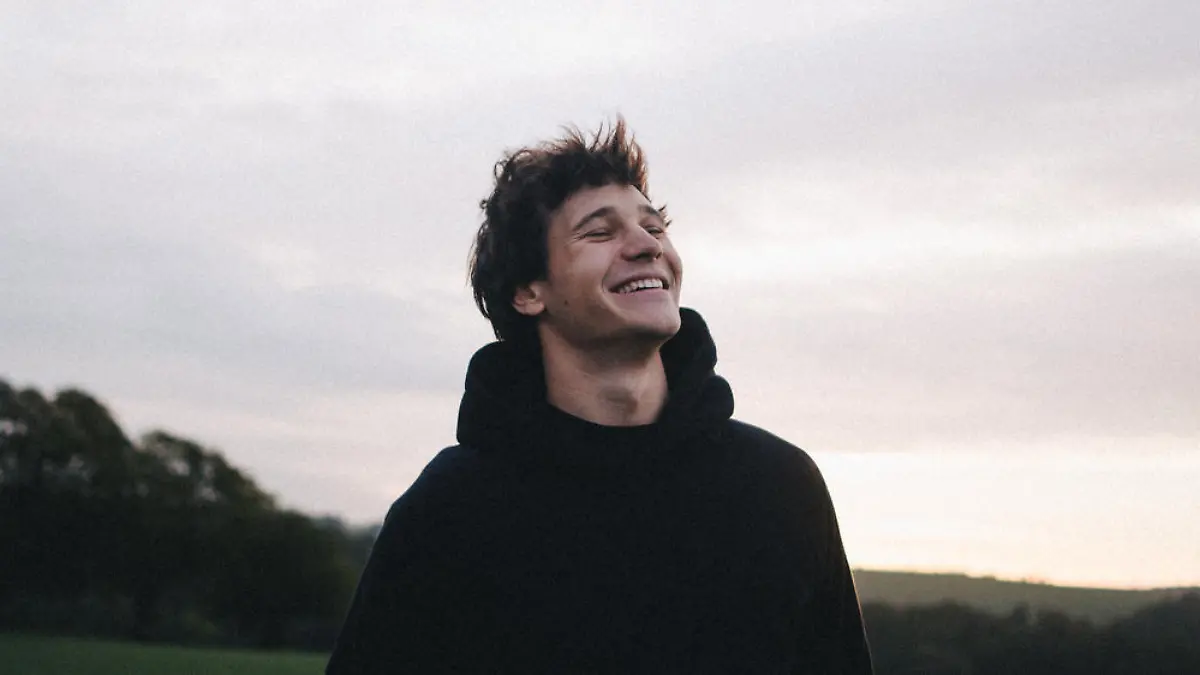 Wincent Weiss spielt "Titanic"-Kultszene in Musikvideo nach
