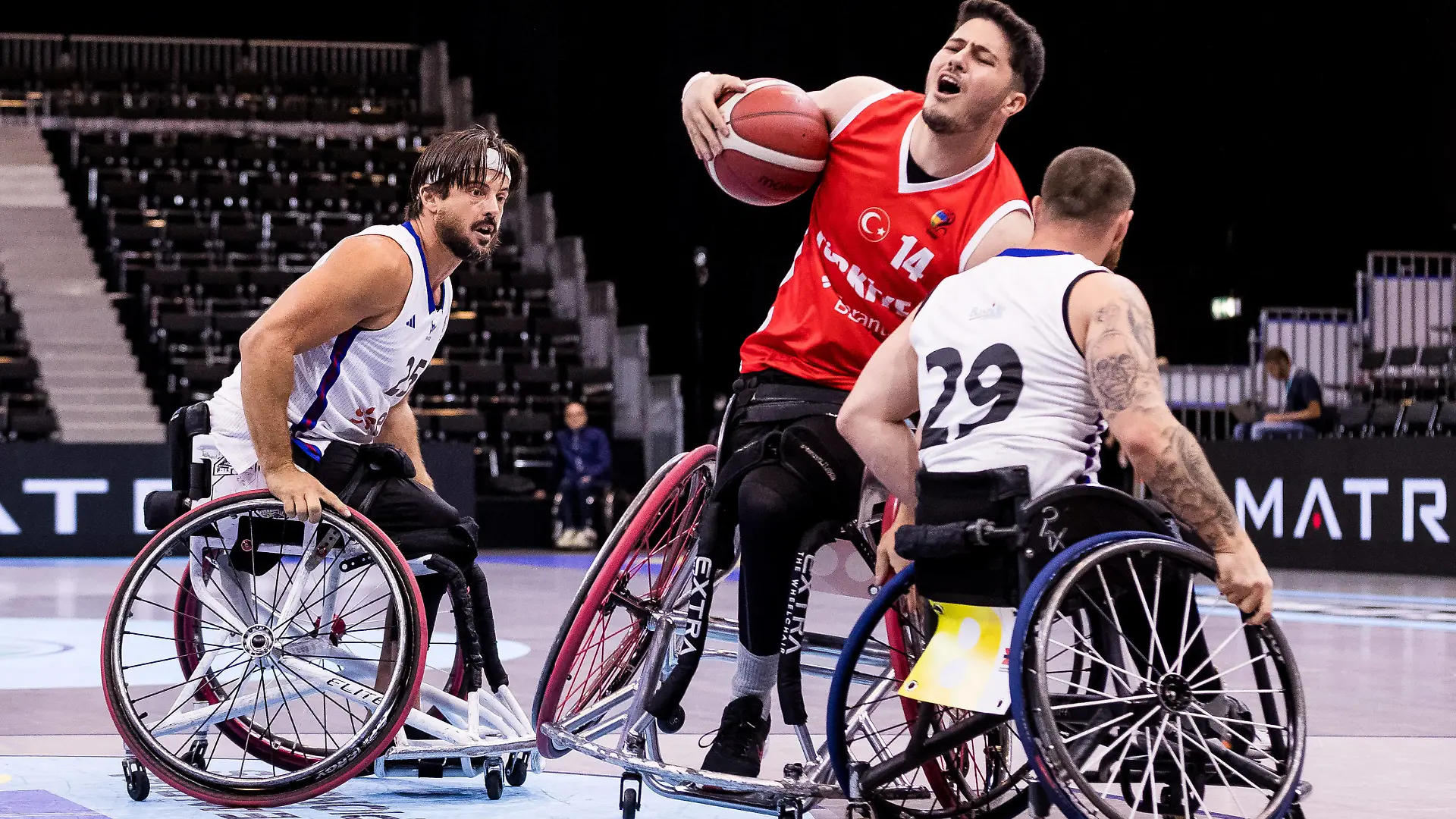 European Para Championships Rollstuhlbasketball, Frankreich gegen Tuerkei Herren 14.08.2023 ROTTERDAM, NIEDERLANDE 14. August 2023 - European Para Championships Rollstuhlbasketball, Frankreich gegen Tuerkei Herren im Rotterdam Ahoy in Rotterdam, Niederlande. Christophe Carlier Frankreich, 25, Mucahit Guenaydin Tuerkei, 14, Louis Hardouin Frankreich, 29 *** European Para Championships Wheelchair Basketball, France vs. Turkey Men 14 08 2023 ROTTERDAM, NETHERLANDS 14 August 2023 European Para Championships Wheelchair Basketball, France vs. Turkey Men at Rotterdam Ahoy in Rotterdam, Netherlands Christophe Carlier France, 25 , Mucahit Guenaydin Turkey, 14 , Louis Hardouin France, 29 Copyright: xBEAUTIFULxSPORTS/Wunderlx