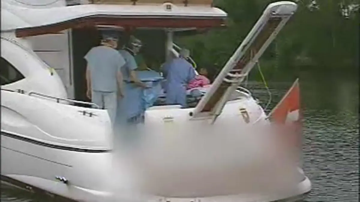 Auf dieser Yacht ließ sich Djamila Rowe 2003 die Brüste operieren.
