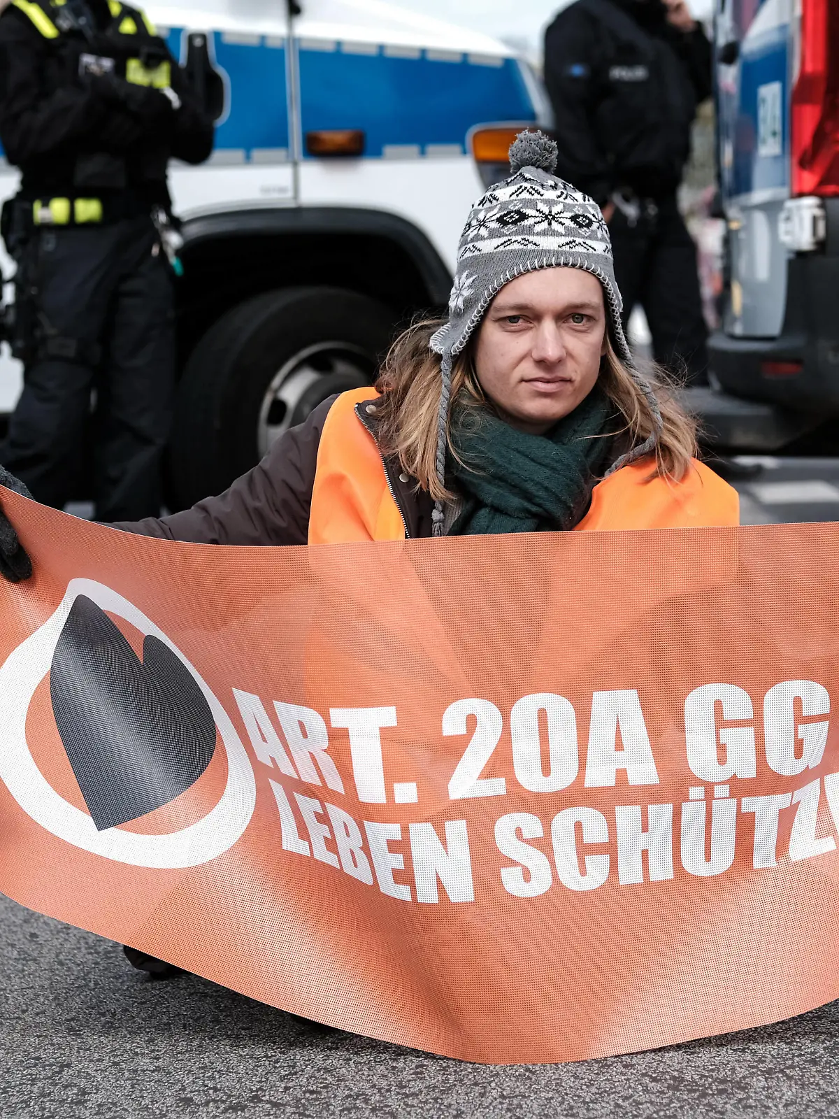 Letzte Generation Slow Walk wird von Polizei aufgehalten Am 19.04.2023 blockierten klimaaktivisten der sogenannten letzten Generation neben weiteren orten die Schillingbrücke in Berlin. Dabei bestieg Raul Semmler ein Polizeifahrzeug. Die Polizei räumte die Straße. Die Aktivisten fordern einen Gesellschaftsrat, der sich damit beschäftigen soll, wie Deutschland es bis 2030 schaffen kann, aus fossilen Brennstoffen auszusteigen und die Ziele des Pariser Klimaabkommens einzuhalten. On April 19, 2023, climate activists of the so-called last generation blocked the Schilling Bridge in Berlin, Germany, among other locations. In the process, Raul Semmler climbed on a police vehicle. The police cleared the street. The activists are calling for a Copyright: xJONASxGEHRINGx