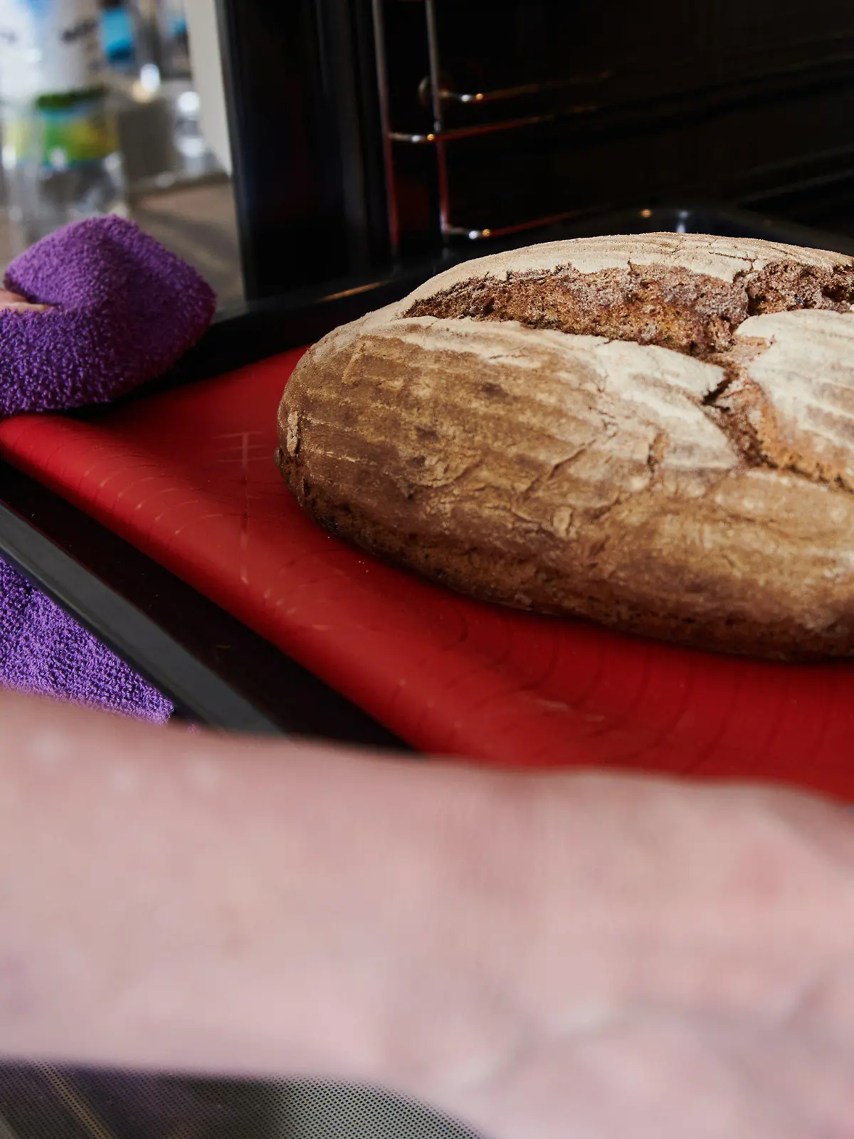 20.01.2021, Berlin: Sonja Scherfer nimmt ein frisch gebackenes Brot aus dem Ofen einer Küche im Gemeindehauses der evangelischen Dorfkirchengemeinde Britz. Zu Beginn der Pandemie horteten Kunden in den Supermärkten plötzlich Mehl und Hefe. Jetzt wird deutlich, was mit den Unmengen an Mehl passiert ist: Viele Menschen haben das Brotbacken als Hobby für sich entdeckt. Das freut sogar die Bäcker. (zu «Zeit und Mehl im Überfluss: Brotbacken als Corona-Trend») Foto: Annette Riedl/dpa +++ dpa-Bildfunk +++