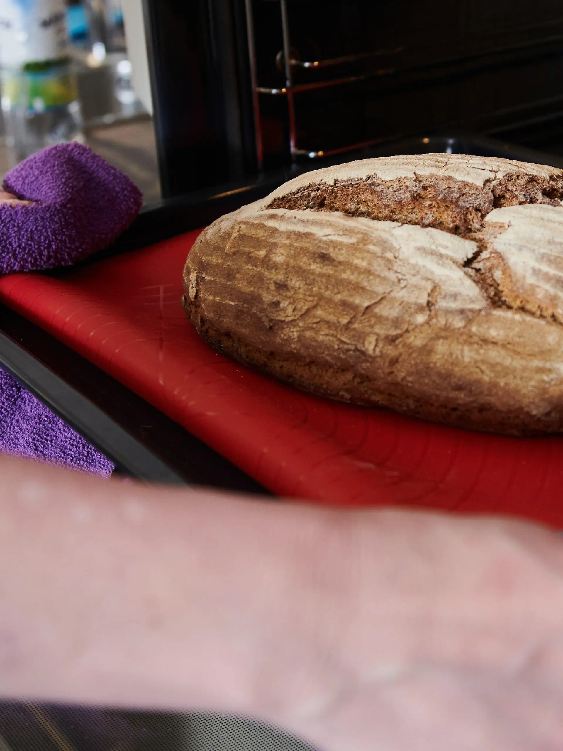 20.01.2021, Berlin: Sonja Scherfer nimmt ein frisch gebackenes Brot aus dem Ofen einer Küche im Gemeindehauses der evangelischen Dorfkirchengemeinde Britz. Zu Beginn der Pandemie horteten Kunden in den Supermärkten plötzlich Mehl und Hefe. Jetzt wird deutlich, was mit den Unmengen an Mehl passiert ist: Viele Menschen haben das Brotbacken als Hobby für sich entdeckt. Das freut sogar die Bäcker. (zu «Zeit und Mehl im Überfluss: Brotbacken als Corona-Trend») Foto: Annette Riedl/dpa +++ dpa-Bildfunk +++
