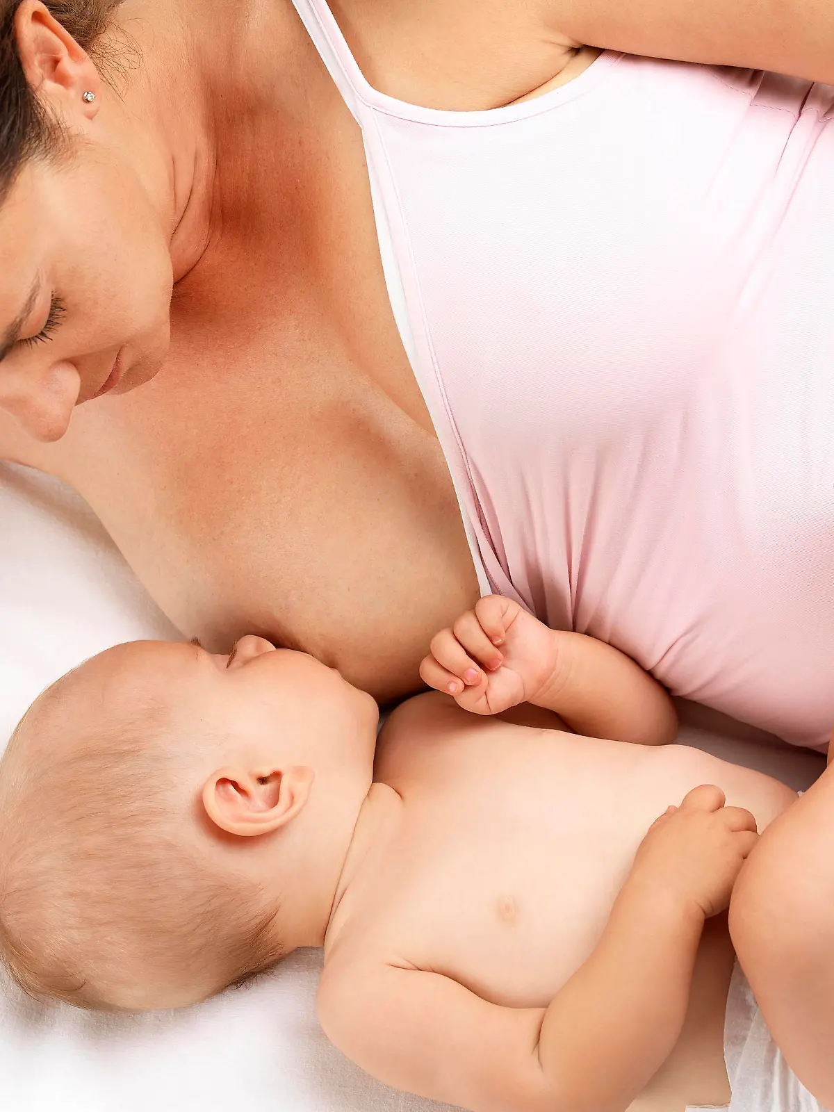 baby being breastfed Keine Weitergabe an Drittverwerter.