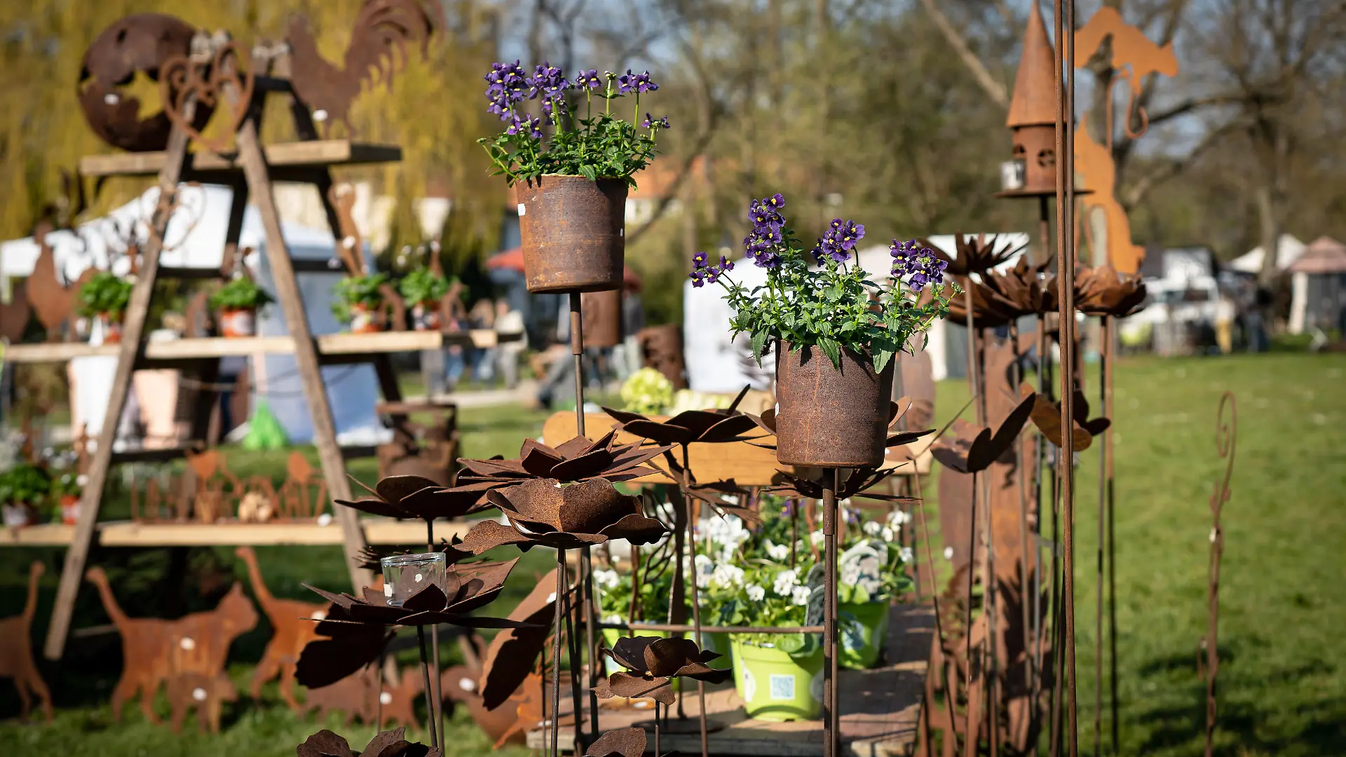 Frühlingsgefühle weckt der Garten- und Kunsthandwerkermarkt „Gartenromantik“ im Kurpark Mölln.
