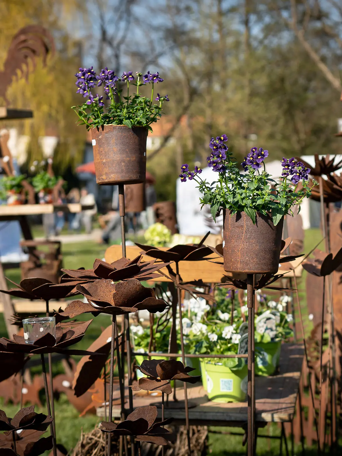 Frühlingsgefühle weckt der Garten- und Kunsthandwerkermarkt „Gartenromantik“ im Kurpark Mölln.