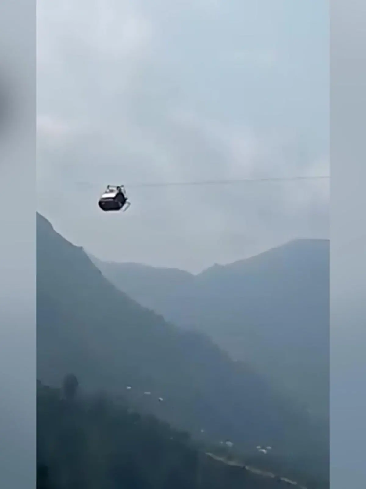 Seit fast 5 Stunden stecken sechs Schul-kinder und zwei Er-wachsene in einer Seilbahn-Gondel fest. Sie brauchen dringend Wasser, ein Kind soll schon be-wusstlos sein.