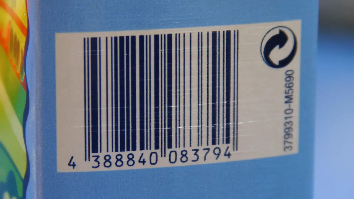 ARCHIV - 18.01.2005, Hessen, Frankfurt_am_Main: Barcode auf einer Milchverpackung. Solche Barcodes stehen auf vielen Produkten. Foto: Heiko Wolfraum/dpa - Honorarfrei nur für Bezieher des Dienstes dpa-Nachrichten für Kinder +++ dpa-Nachrichten für Kinder +++