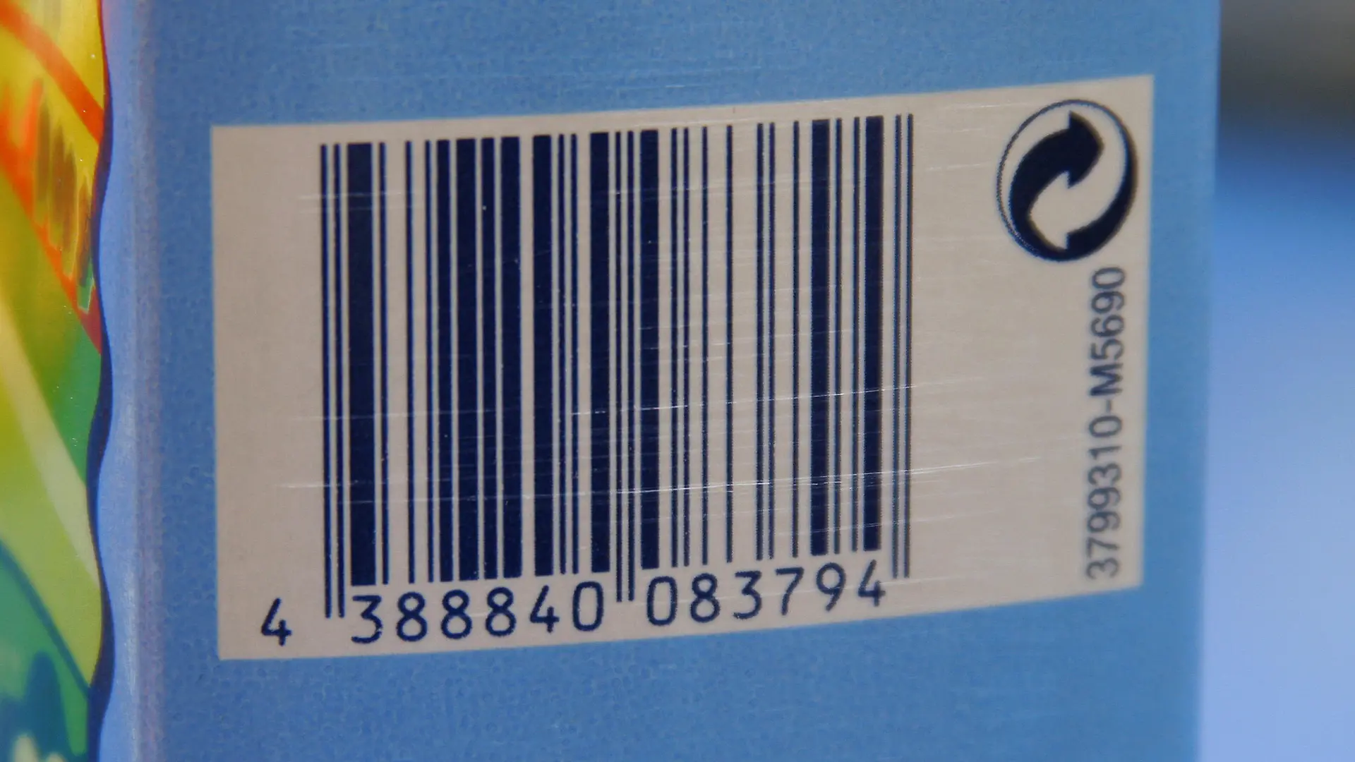 ARCHIV - 18.01.2005, Hessen, Frankfurt_am_Main: Barcode auf einer Milchverpackung. Solche Barcodes stehen auf vielen Produkten. Foto: Heiko Wolfraum/dpa - Honorarfrei nur für Bezieher des Dienstes dpa-Nachrichten für Kinder +++ dpa-Nachrichten für Kinder +++