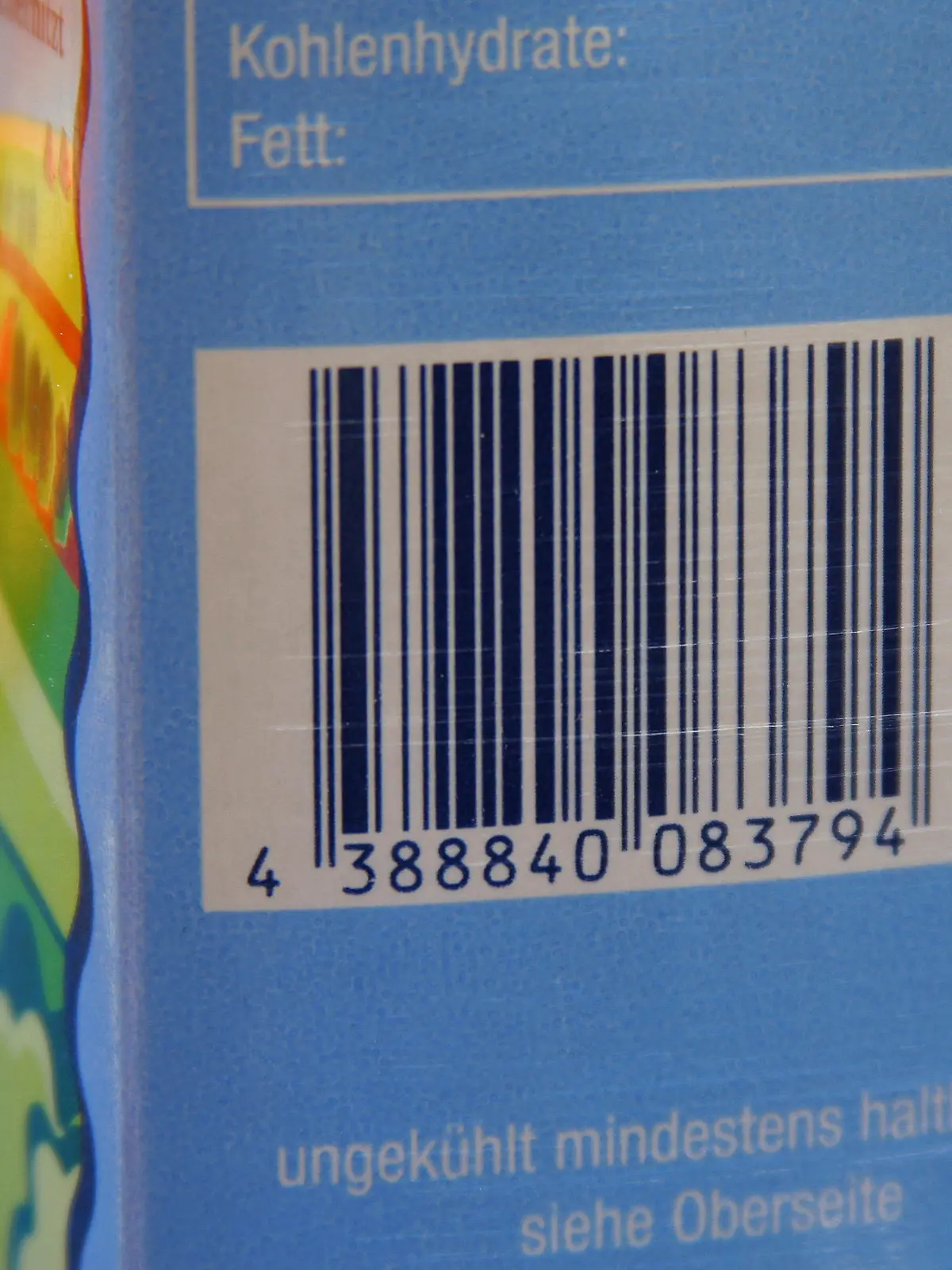 ARCHIV - 18.01.2005, Hessen, Frankfurt_am_Main: Barcode auf einer Milchverpackung. Solche Barcodes stehen auf vielen Produkten. Foto: Heiko Wolfraum/dpa - Honorarfrei nur für Bezieher des Dienstes dpa-Nachrichten für Kinder +++ dpa-Nachrichten für Kinder +++
