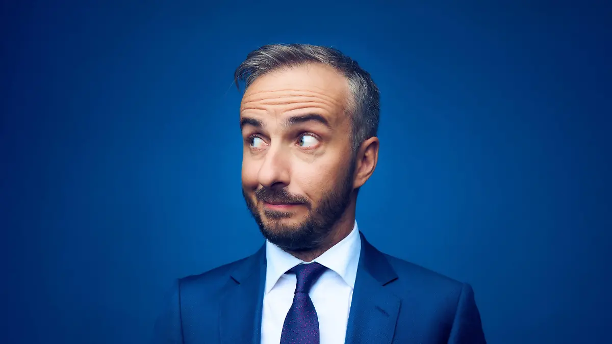 HANDOUT - 03.11.2020, ---: Jan Böhmermann im blauen Anzug vor blauem Hintergrund (undatierte Aufnahme). Böhmermanns neue ZDF-Satiresendung «ZDF Magazin Royale» wird ab dem 6.11.20 im ZDF ausgestrahlt. Foto: Jens Koch/ZDF/dpa - ACHTUNG: Nur zur redaktionellen Verwendung im Zusammenhang mit einer Berichterstattung über die Sendung und nur mit vollständiger Nennung des vorstehenden Credits. Keine Verwendung nach dem 20.09.2022. +++ dpa-Bildfunk +++