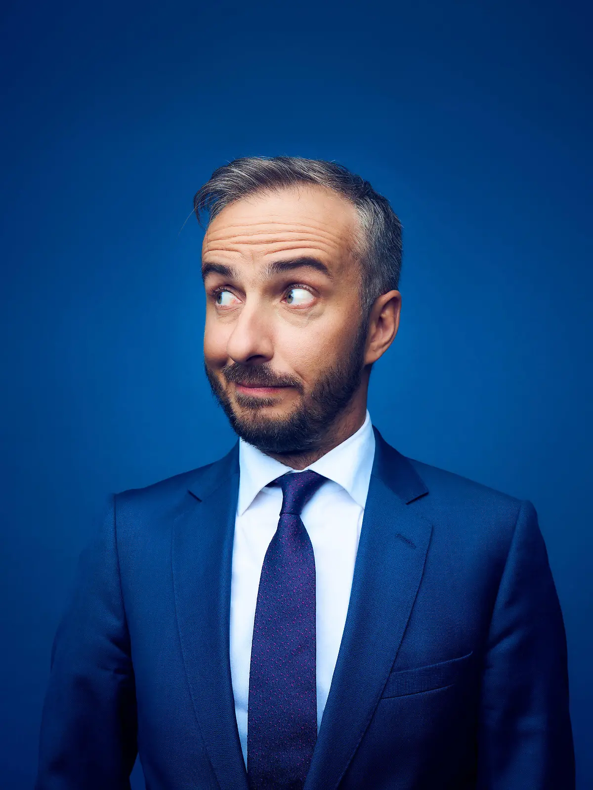 HANDOUT - 03.11.2020, ---: Jan Böhmermann im blauen Anzug vor blauem Hintergrund (undatierte Aufnahme). Böhmermanns neue ZDF-Satiresendung «ZDF Magazin Royale» wird ab dem 6.11.20 im ZDF ausgestrahlt. Foto: Jens Koch/ZDF/dpa - ACHTUNG: Nur zur redaktionellen Verwendung im Zusammenhang mit einer Berichterstattung über die Sendung und nur mit vollständiger Nennung des vorstehenden Credits. Keine Verwendung nach dem 20.09.2022. +++ dpa-Bildfunk +++