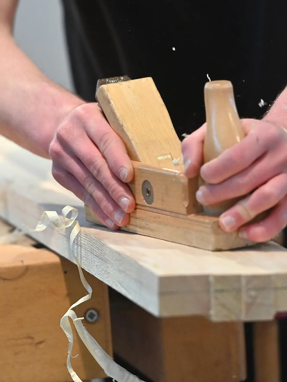 Azubi, Ausbildung zum Schreiner,Schreinerhandwerk, Hobel,Holz,Spaene,Hobelspaene. Auszubildender,Lehrling,Ausbildung,Lehrberuf. Internationale Handwerksmesse IHM Muenchen steht unter dem Motto Zukunft Handwerk am 08.03.2023. ?