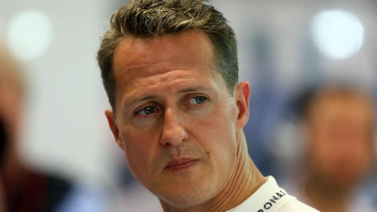 ARCHIV - Der deutsche Formel-1-Pilot Michael Schumacher, aufgenommen am 23.09.2012 in seiner Box am Marina-Bay-Street-Circuit, Singapur. Foto: Jens Buettner/dpa (zu dpa «Schumacher-Sehnsucht bleibt unerfüllt - Lotus holt dritte Wahl» am 14.11.2013) +++(c) dpa - Bildfunk+++