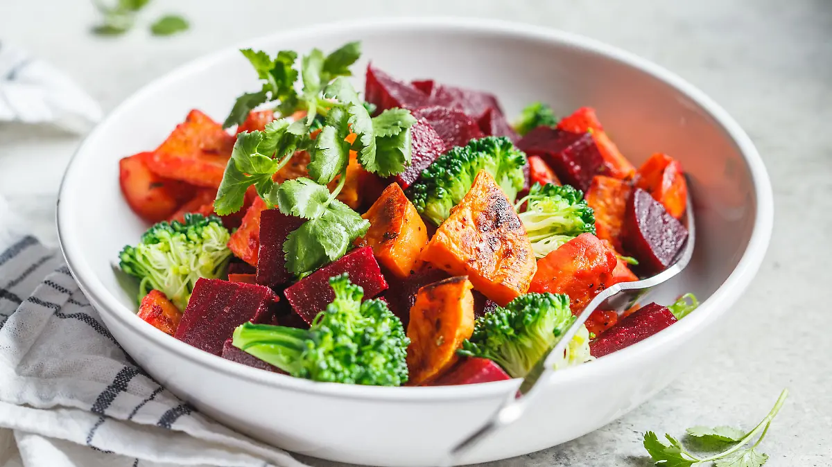Salat mit Roter Bete und Brokkoli