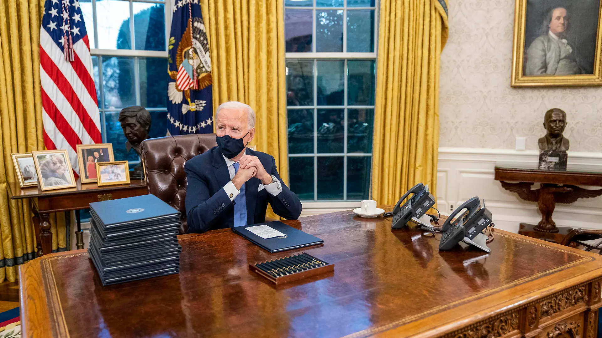 January 20, 2021, Washington, District of Columbia, USA: United States President Joe Biden signs executive order on Covid-19 during his first minutes in the Oval Office, Wednesday, Jan. 20, 2021. President Biden as the 46th president of the United States Washington USA - ZUMAs152 20210120_zaa_s152_1371 Copyright: xDougxMillsx-xPoolxViaxCnpx
