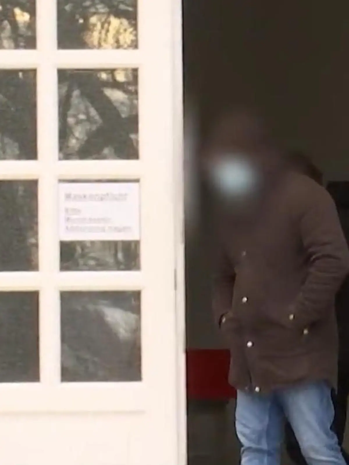Wegen zweifacher Vergewaltigung saß Mario L. im Knast, kam 2017 wieder raus. Nach seiner Entlassung soll er rückfällig geworden sein und zwei weitere Frauen missbraucht haben. Trotzdem läuft er frei herum. "Ich habe dafür absolut kein Verständnis", sagt die erfahrene Strafverteidigerin Kerstin Börner im Video. "Weil das eine Gefahr für die Bevölkerung auch zum jetzigen Zeitpunkt ist."