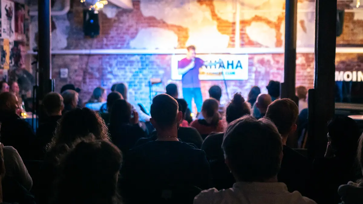 Lachen bei der Comedy-Nacht in Hamburg-Heimfeld.