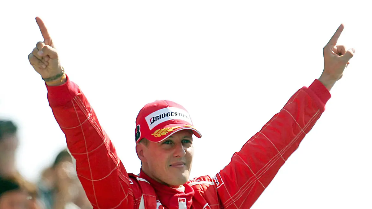 ARCHIV - 10.09.2006, Italien, Monza: Formel-1-Legende Michael Schumacher, damals Scuderia Ferrari, feiert seinen Sieg beim Großen Preis von Italien in Monza (Archivfoto vom 10.09.2006). Michael Schumacher wurde in seiner Karriere sieben Mal Weltmeister. (Zu dpa "NRW-Staatspreis für Michael Schumacher") Foto: Gero Breloer/dpa +++ dpa-Bildfunk +++