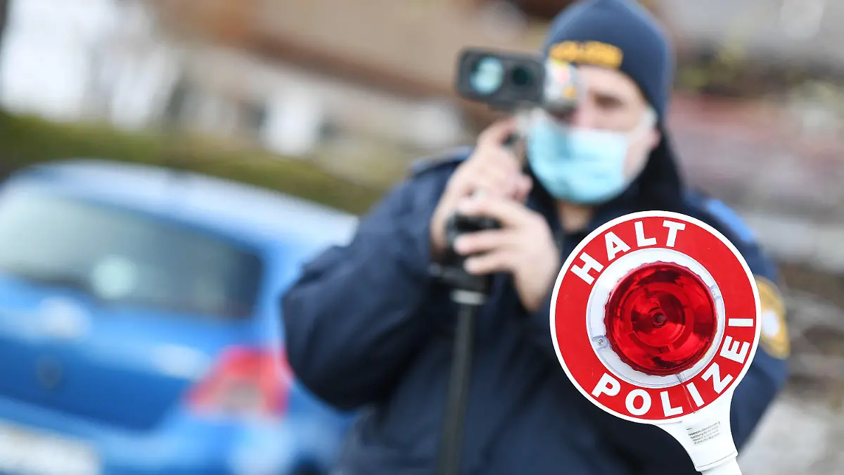 ARCHIV - 21.04.2021, Bayern, Farchant: Polizisten «blitzen» beim achten «Bayerischen Blitzmarathon» in der Nähe einer Schule im Berufsverkehr. Bei der 24-stündigen Kontrollaktion achtet die Polizei verstärkt auf Raser und möchte für die Sicherheit im Verkehr sensibilisieren. (zu dpa: «Wo zum Blitzmarathon in Bayern überall kontrolliert wird») Foto: Angelika Warmuth/dpa +++ dpa-Bildfunk +++