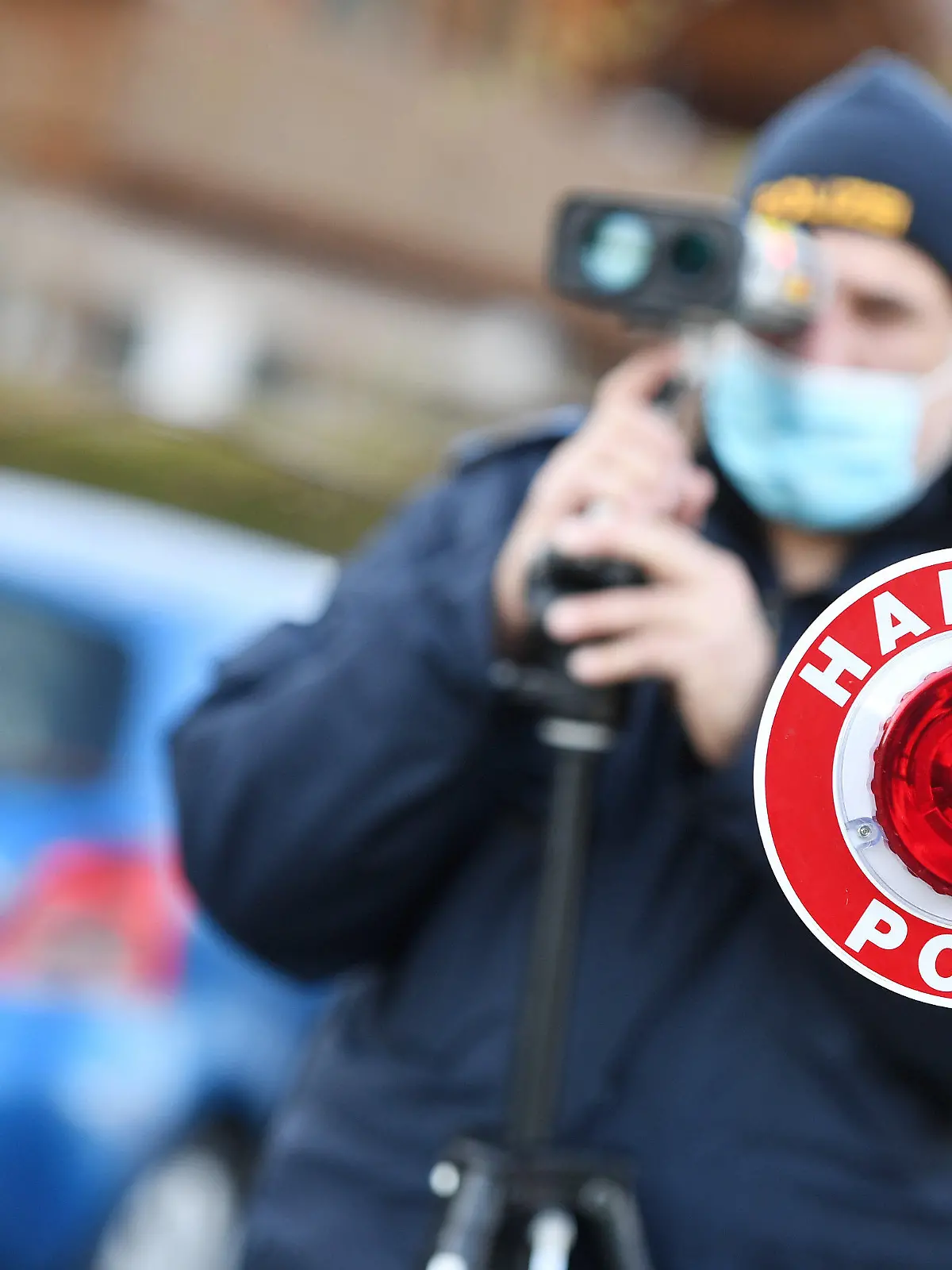ARCHIV - 21.04.2021, Bayern, Farchant: Polizisten «blitzen» beim achten «Bayerischen Blitzmarathon» in der Nähe einer Schule im Berufsverkehr. Bei der 24-stündigen Kontrollaktion achtet die Polizei verstärkt auf Raser und möchte für die Sicherheit im Verkehr sensibilisieren. (zu dpa: «Wo zum Blitzmarathon in Bayern überall kontrolliert wird») Foto: Angelika Warmuth/dpa +++ dpa-Bildfunk +++