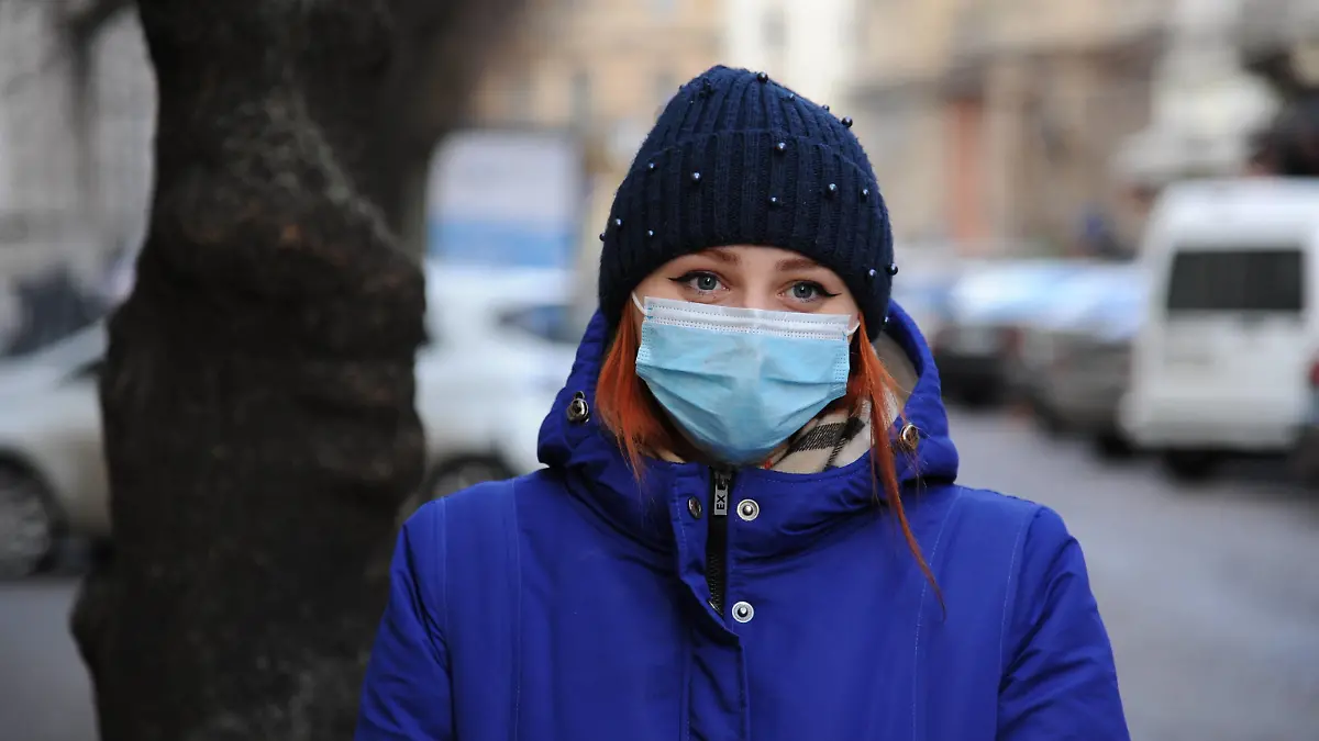 December 7, 2020, Lviv, Ukraine: A woman looks on while wearing a mask as a preventive measure against the spread of covid-19. Lviv Ukraine - ZUMAs197 20201207_zaa_s197_022 Copyright: xMykolaxTysx