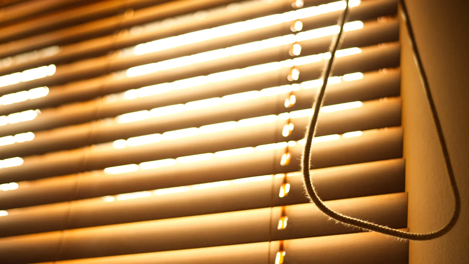 Fensterrolladen mit Rolladenschnur