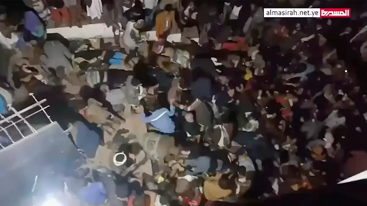 19.04.2023, Jemen, Sanaa: Dieses Bild aus einem Video zeigt den Schauplatz einer tödlichen Massenpanik in Sanaa, Jemen. Eine Menschenmenge, die offenbar durch Schüsse und eine elektrische Explosion aufgeschreckt wurde, geriet bei einer Veranstaltung zur Verteilung von Finanzhilfen während des muslimischen heiligen Monats Ramadan in der jemenitischen Hauptstadt am späten Mittwoch in Panik. Foto: -/AL-MASIRAH TV CHANNEL/dpa +++ dpa-Bildfunk +++
