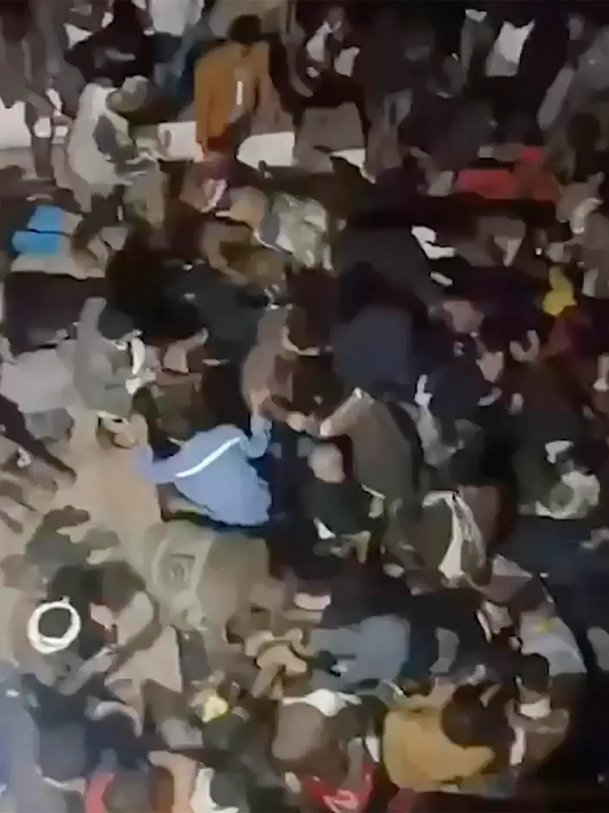 19.04.2023, Jemen, Sanaa: Dieses Bild aus einem Video zeigt den Schauplatz einer tödlichen Massenpanik in Sanaa, Jemen. Eine Menschenmenge, die offenbar durch Schüsse und eine elektrische Explosion aufgeschreckt wurde, geriet bei einer Veranstaltung zur Verteilung von Finanzhilfen während des muslimischen heiligen Monats Ramadan in der jemenitischen Hauptstadt am späten Mittwoch in Panik. Foto: -/AL-MASIRAH TV CHANNEL/dpa +++ dpa-Bildfunk +++