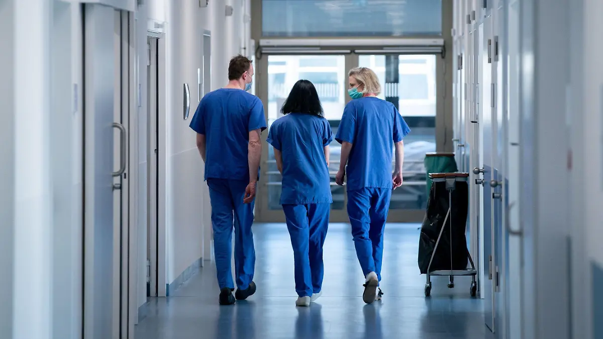 26.03.2020, Berlin: Ärzte gehen über einen Flur der neu eröffneten Intensivstation des Vivantes Humboldt-Klinikum im Stadtteil Reinickendorf. Dem Klinikum stehen damit 37 neue Betten auf der Intensivstation für mögliche Covid-19-Patienten zur Verfügung. Foto: Kay Nietfeld/dpa +++ dpa-Bildfunk +++