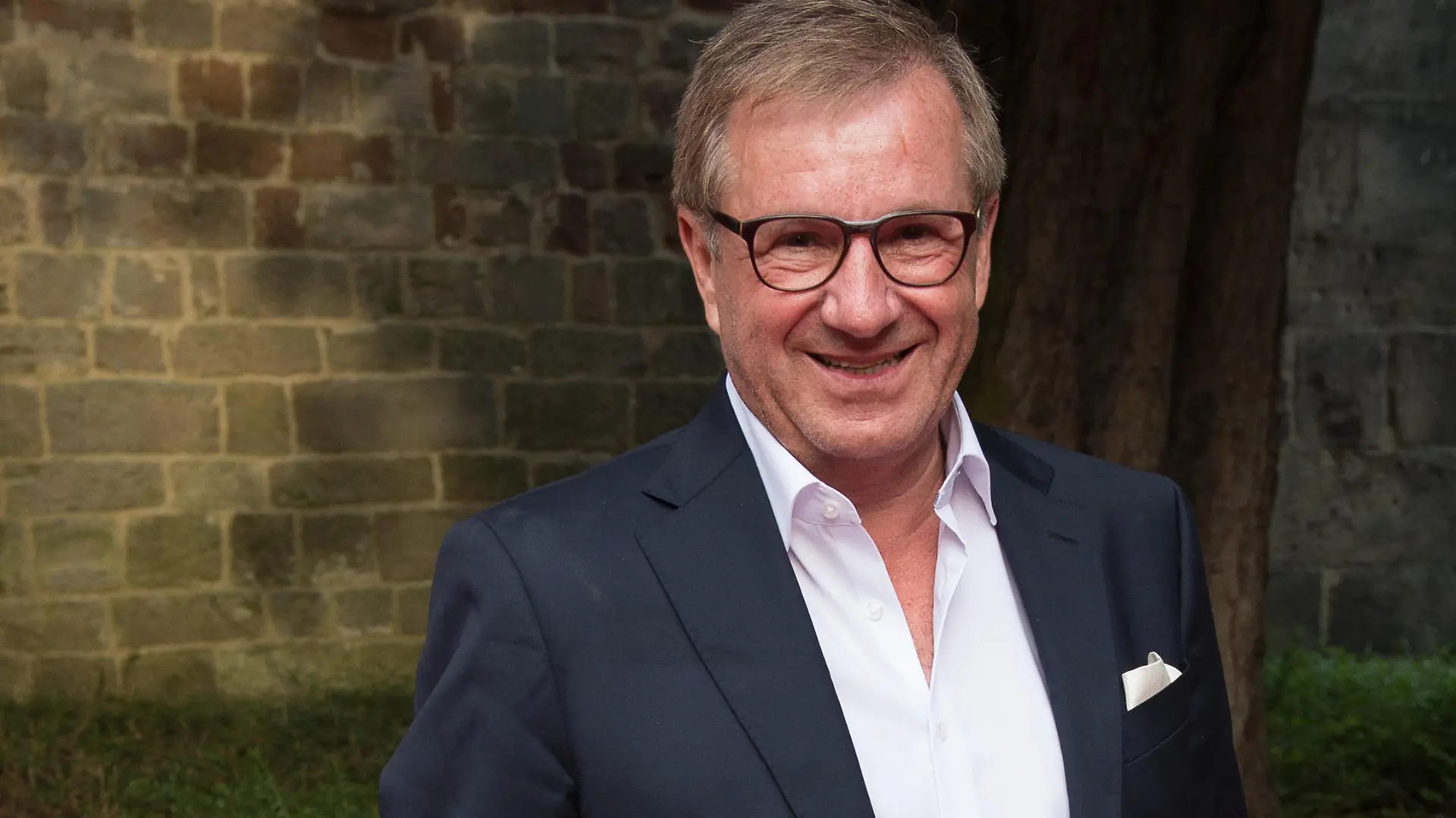 ARCHIV - 23.06.2017, Hessen, Bad Hersfeld: Jan Hofer, Moderator und ehemaliger «Tagesschau»-Sprecher, steht auf dem Roten Teppich der Bad Hersfelder Festspiele.(zu dpa: "Alle Kandidaten: Jan Hofer und Obamas Halbschwester bei «Let's Dance»") Foto: Swen Pförtner/dpa +++ dpa-Bildfunk +++