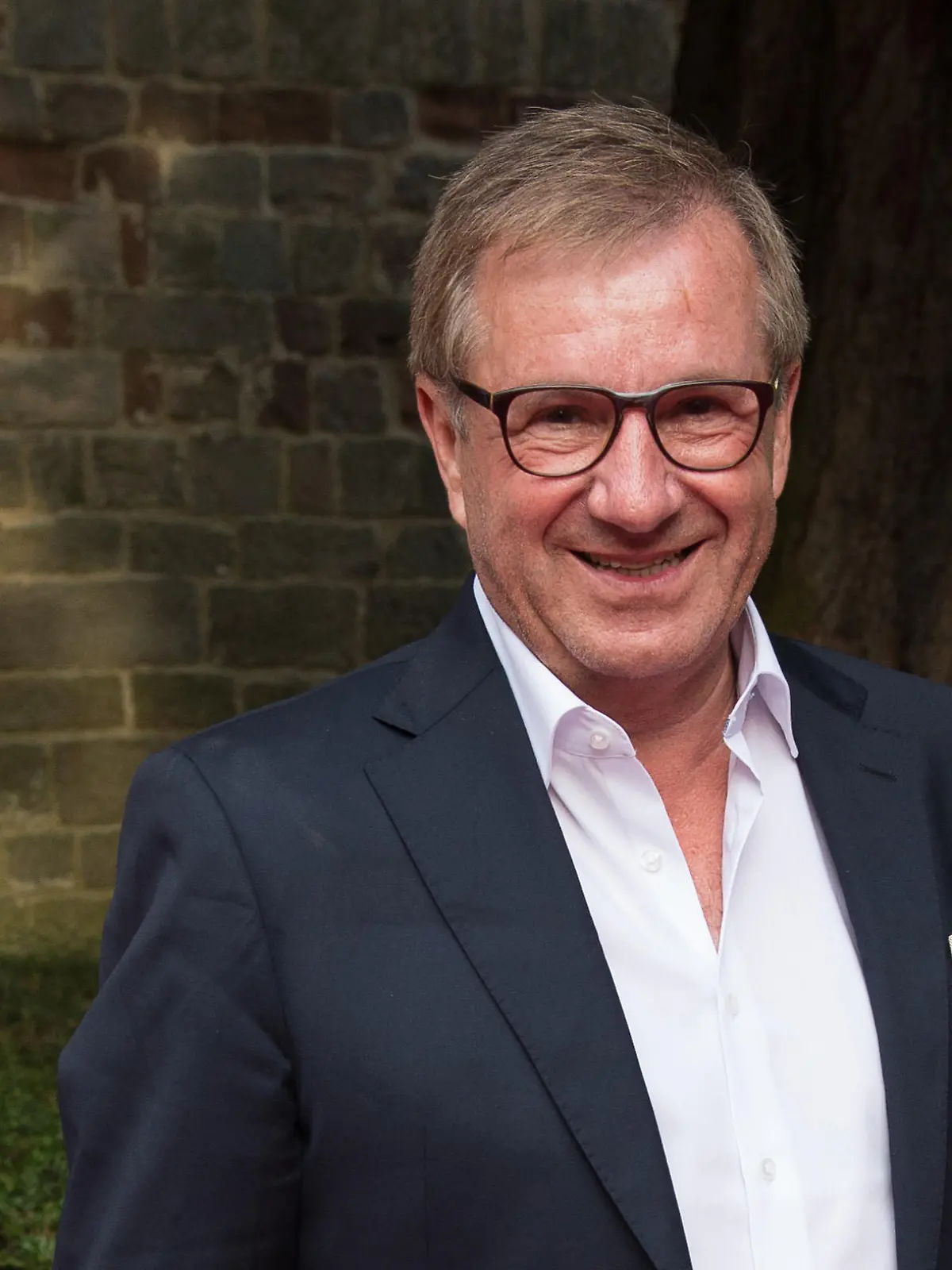ARCHIV - 23.06.2017, Hessen, Bad Hersfeld: Jan Hofer, Moderator und ehemaliger «Tagesschau»-Sprecher, steht auf dem Roten Teppich der Bad Hersfelder Festspiele.(zu dpa: "Alle Kandidaten: Jan Hofer und Obamas Halbschwester bei «Let's Dance»") Foto: Swen Pförtner/dpa +++ dpa-Bildfunk +++