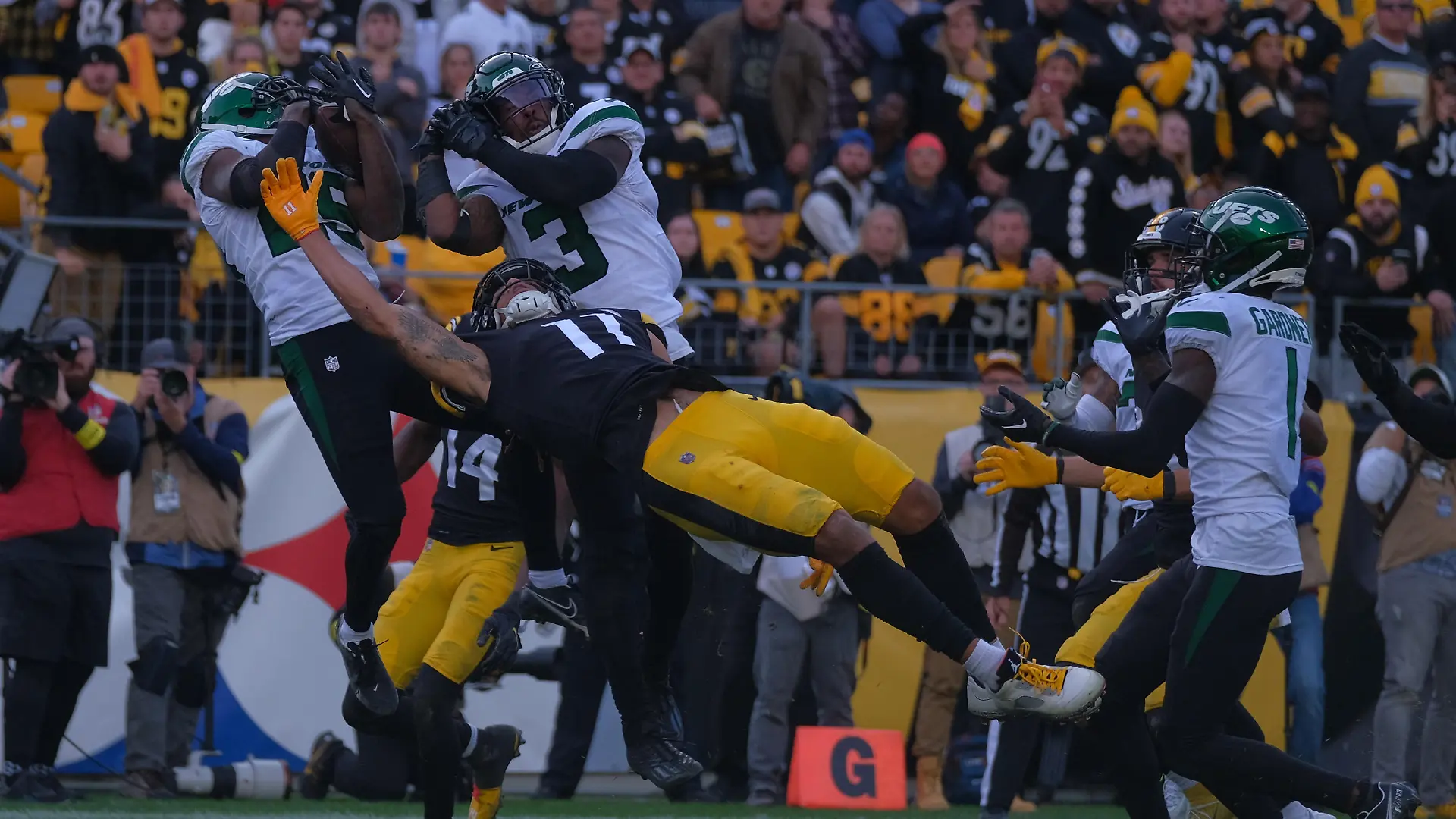 OCT 2nd, 2022: Hail Mary interception at the end of the Pittsburgh Steelers vs New York Jets game in Pittsburgh, PA at Acrisure Stadium. Jason Pohuski/CSM (Credit Image: © Jason Pohuski/CSM via ZUMA Press Wire
