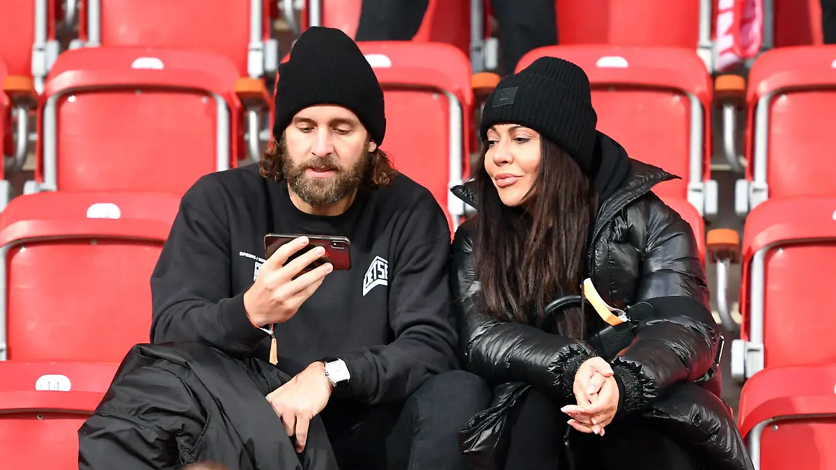  Silvio Heinevetter Torwart Füchse mit Lebensgefährtin Simone Thomalla Schauspielerin auf der Tribüne 1. FC Union Berlin - 1.FC Köln 1.Bundesliga 2019/2020, Saison 2019/2020, Fußball, Fussball, DFL, soccer, Herren, Deutschland, Germany, Berlin, 8.12.2019 Stadion Alte Foersterei DFL REGULATIONS PROHIBIT ANY USE OF PHOTOGRAPHS AS IMAGE SEQUENCES AND/OR QUASI-VIDEO *** Silvio Heinevetter Goalkeeper Foxes with partner Simone Thomalla Actress in the stands 1 FC Union Berlin 1 FC Cologne 1 Bundesliga 2019 2020, season 2019 2020, football, soccer, DFL, soccer, Herren, Deutschland, Germany, Berlin, 8 12 2019 Stadium Alte Foersterei DFL REGULATIONS PROHIBIT ANY USE OF PHOTOGRAPHS AS IMAGE SEQUENCES AND OR QUASI VIDEO