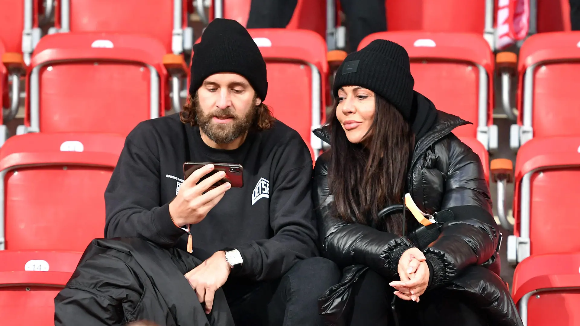 Silvio Heinevetter Torwart Füchse mit Lebensgefährtin Simone Thomalla Schauspielerin auf der Tribüne 1. FC Union Berlin - 1.FC Köln 1.Bundesliga 2019/2020, Saison 2019/2020, Fußball, Fussball, DFL, soccer, Herren, Deutschland, Germany, Berlin, 8.12.2019 Stadion Alte Foersterei DFL REGULATIONS PROHIBIT ANY USE OF PHOTOGRAPHS AS IMAGE SEQUENCES AND/OR QUASI-VIDEO *** Silvio Heinevetter Goalkeeper Foxes with partner Simone Thomalla Actress in the stands 1 FC Union Berlin 1 FC Cologne 1 Bundesliga 2019 2020, season 2019 2020, football, soccer, DFL, soccer, Herren, Deutschland, Germany, Berlin, 8 12 2019 Stadium Alte Foersterei DFL REGULATIONS PROHIBIT ANY USE OF PHOTOGRAPHS AS IMAGE SEQUENCES AND OR QUASI VIDEO