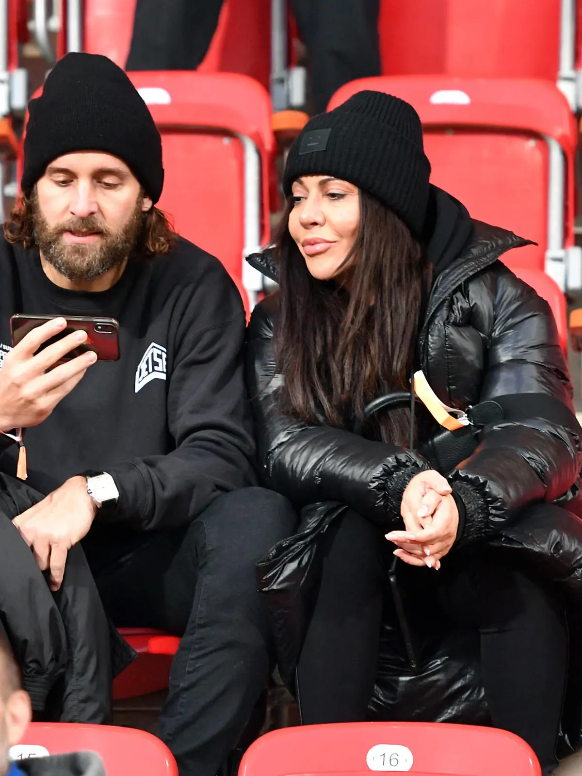  Silvio Heinevetter Torwart Füchse mit Lebensgefährtin Simone Thomalla Schauspielerin auf der Tribüne 1. FC Union Berlin - 1.FC Köln 1.Bundesliga 2019/2020, Saison 2019/2020, Fußball, Fussball, DFL, soccer, Herren, Deutschland, Germany, Berlin, 8.12.2019 Stadion Alte Foersterei DFL REGULATIONS PROHIBIT ANY USE OF PHOTOGRAPHS AS IMAGE SEQUENCES AND/OR QUASI-VIDEO *** Silvio Heinevetter Goalkeeper Foxes with partner Simone Thomalla Actress in the stands 1 FC Union Berlin 1 FC Cologne 1 Bundesliga 2019 2020, season 2019 2020, football, soccer, DFL, soccer, Herren, Deutschland, Germany, Berlin, 8 12 2019 Stadium Alte Foersterei DFL REGULATIONS PROHIBIT ANY USE OF PHOTOGRAPHS AS IMAGE SEQUENCES AND OR QUASI VIDEO