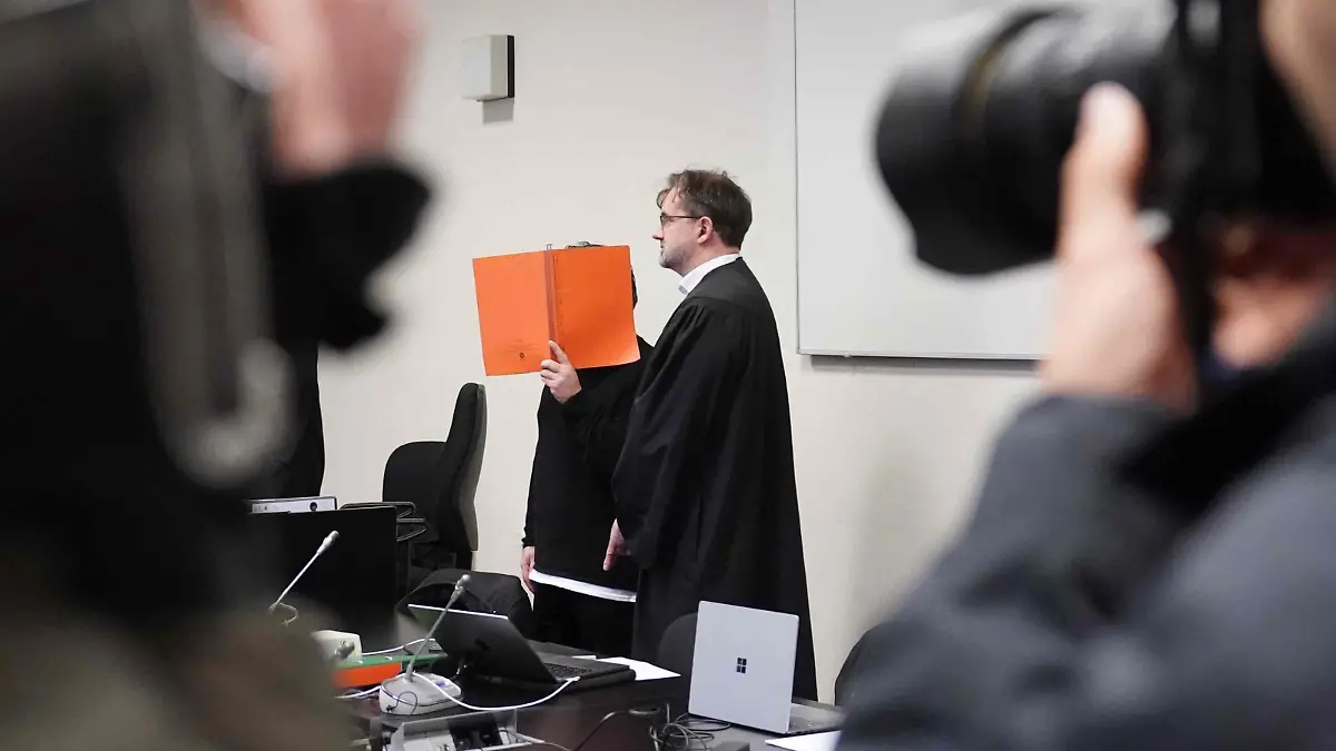 20.04.2023, Hamburg: Der Angeklagte steht neben seinem Rechtsanwalt Florian Melloh zu Beginn des Prozesses wegen Totschlags im Sitzungssaal im Strafjustizgebäude. Der Angeklagte soll im März 2013 seine Geliebte erwürgt haben. Hintergrund der Tat sollen Geldforderungen für ihren Lebensunterhalt gewesen sein. Im Januar 2023 entdeckte ein Angler den nahezu vollständig erhaltenen Leichnam des Opfers im Ernst-August-Kanal in Wilhelmsburg. Foto: Marcus Brandt/dpa +++ dpa-Bildfunk +++