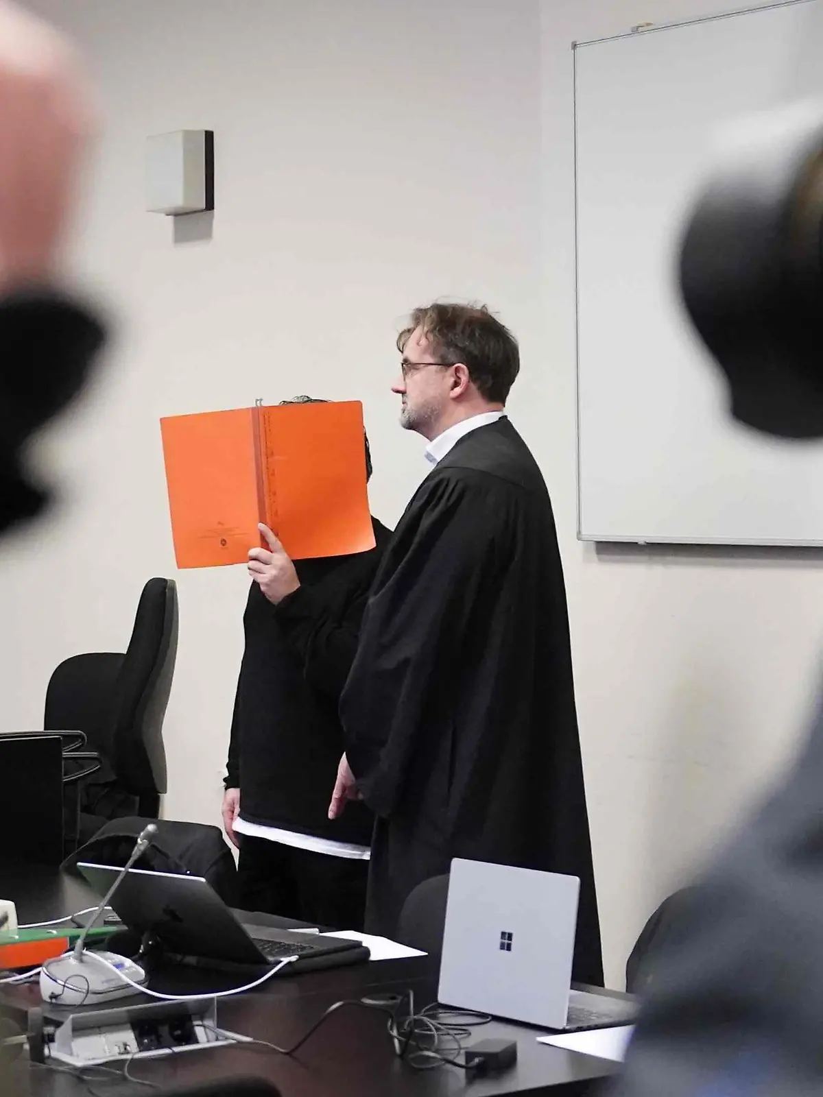 20.04.2023, Hamburg: Der Angeklagte steht neben seinem Rechtsanwalt Florian Melloh zu Beginn des Prozesses wegen Totschlags im Sitzungssaal im Strafjustizgebäude. Der Angeklagte soll im März 2013 seine Geliebte erwürgt haben. Hintergrund der Tat sollen Geldforderungen für ihren Lebensunterhalt gewesen sein. Im Januar 2023 entdeckte ein Angler den nahezu vollständig erhaltenen Leichnam des Opfers im Ernst-August-Kanal in Wilhelmsburg. Foto: Marcus Brandt/dpa +++ dpa-Bildfunk +++