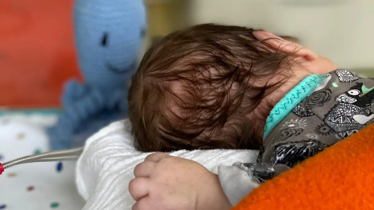 Raphael ist ein Kämpfer. Seit seiner Geburt im November liegt er auf der Intensivstation des Uniklinikums Frankfurt am Main. Bald darf er nach Hause.