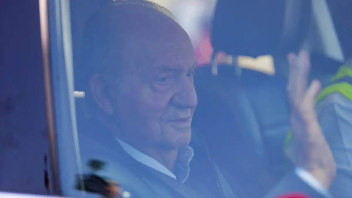 Spain's former King Juan Carlos arrives at Sanxenxo during his second visit to the country since departing to Abu Dhabi in August 2020 after a number of scandals shook the Spanish Royal House, in Sanxenxo, Spain, April 19, 2023. REUTERS/Miguel Vidal