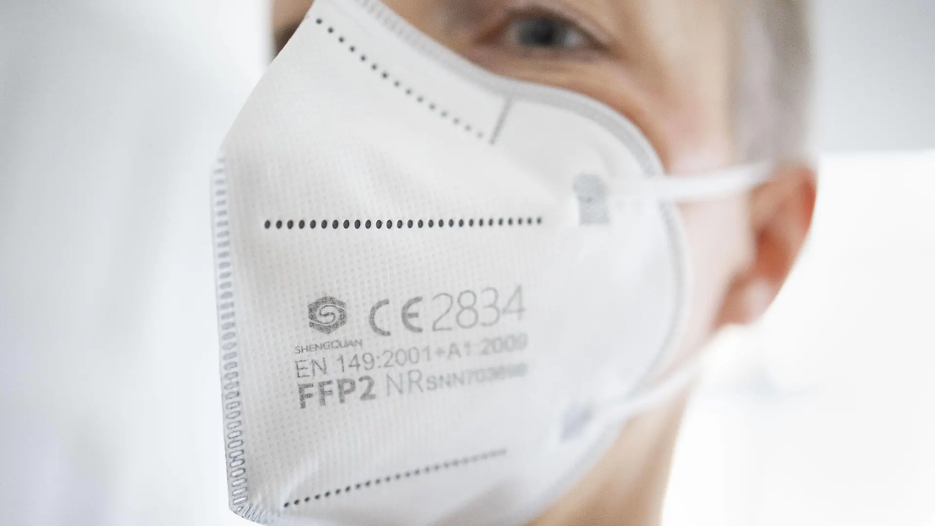 Symbolfoto zum Thema FFP2 Maske. Eine Frau traegt eine FFP2-Maske. Berlin, 15.12.2020 Berlin Deutschland *** FFP2 mask symbol photo A woman wears a FFP2 mask Berlin, 15 12 2020 Berlin Germany Copyright: xThomasxTrutschel/photothek.dex