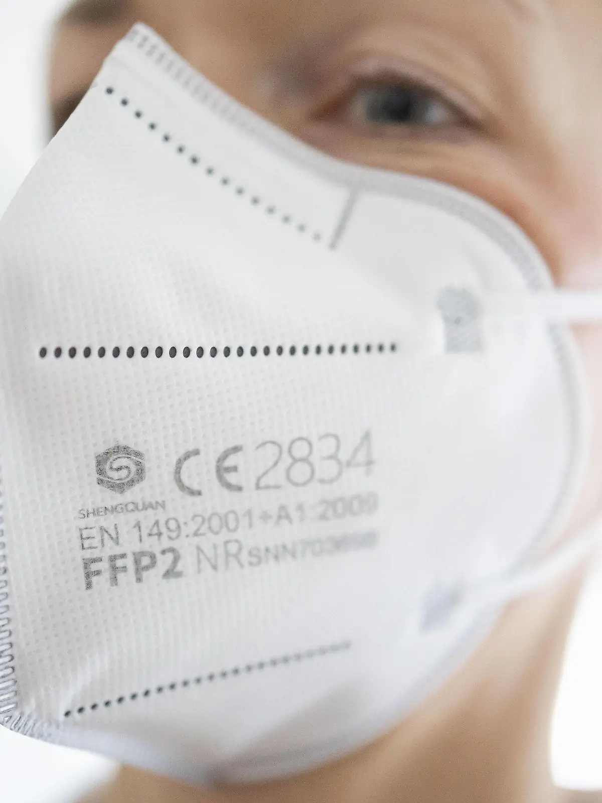  Symbolfoto zum Thema FFP2 Maske. Eine Frau traegt eine FFP2-Maske. Berlin, 15.12.2020 Berlin Deutschland *** FFP2 mask symbol photo A woman wears a FFP2 mask Berlin, 15 12 2020 Berlin Germany Copyright: xThomasxTrutschel/photothek.dex